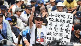 八百壯士聚集立法院外反年改抗議。 （圖／記者林敬旻攝）