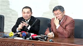 11日雙北首長論壇登場，柯文哲穿亮橘色西裝，迎接侯友宜