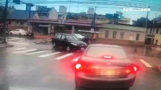 剛閃過天兵三寶　衰駕駛等變燈又被撞