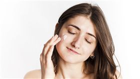 肌膚保養,保養品,乳液,保養皮膚,保養品（圖／freepik）https://www.freepik.com/free-photo/smiling-female-applying-face-cream_2428158.htm