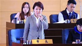 盧秀燕：從台中市民身上賺錢　非舉辦花博目的台中花博門票收入爭議不斷，台中市長盧秀燕（前左）8日表示，從市民身上賺錢不是舉辦花博的目的，舉辦花博是為行銷台中，台中市民已付新台幣86億稅金，當然有權享受跟其他縣市、外國人的票價區別。中央社記者趙麗妍攝　108年3月8日