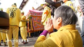 阿嬤跪牆角含淚祈求　媽祖聽見心聲突轉向(圖/翻攝自臉書)