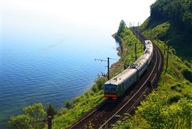 ▲貝加爾湖環湖列車是西伯利亞最美麗的風景線之一。（圖／dreamstime提供）