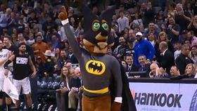 NBA／蝙蝠擱來亂！公鹿大洛想被咬
NBA,蝙蝠,聖安東尼奧馬刺
翻攝自推特