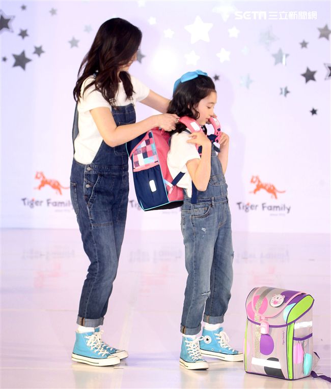 黃嘉千拎著女兒夏天走書包秀。（記者邱榮吉/攝影）