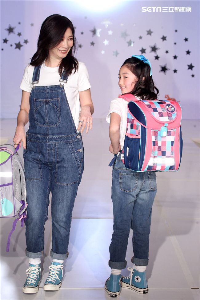 黃嘉千拎著女兒夏天走書包秀。（記者邱榮吉/攝影）