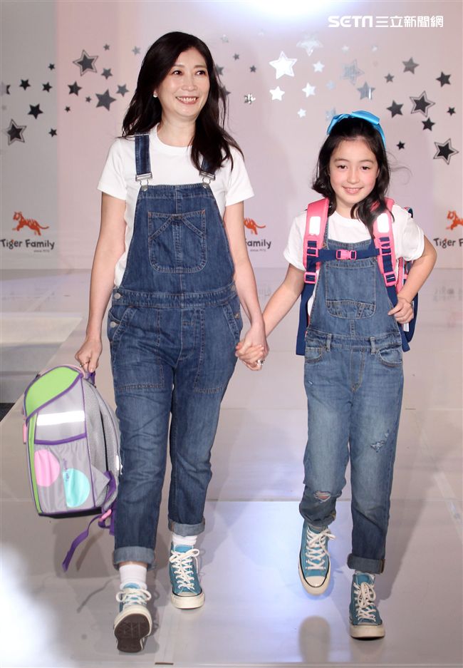 黃嘉千拎著女兒夏天走書包秀。（記者邱榮吉/攝影）