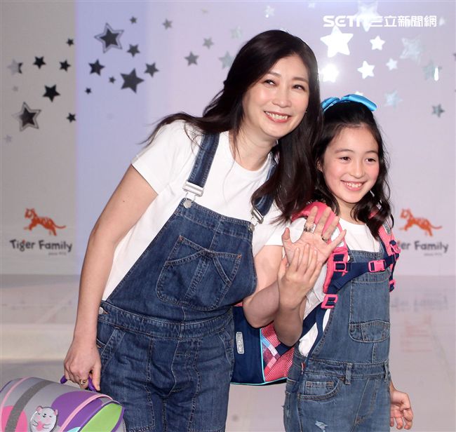 黃嘉千拎著女兒夏天走書包秀。（記者邱榮吉/攝影）