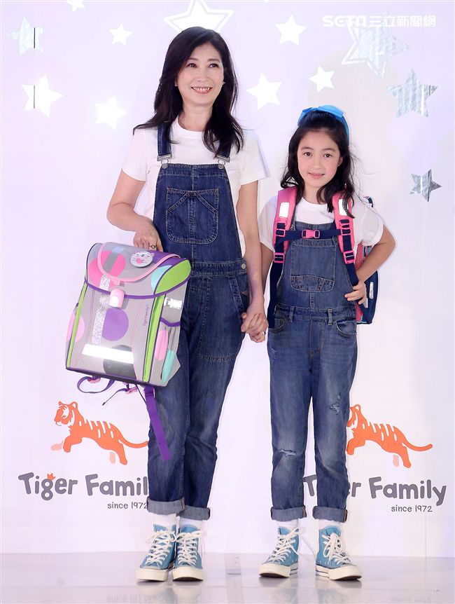 黃嘉千拎著女兒夏天走書包秀。（記者邱榮吉/攝影）