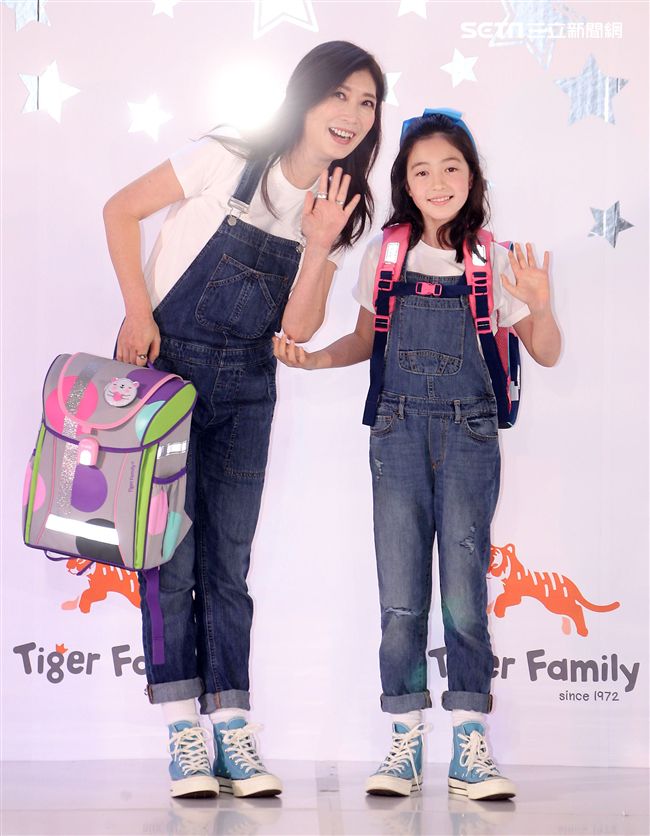 黃嘉千拎著女兒夏天走書包秀。（記者邱榮吉/攝影）