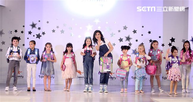 黃嘉千拎著女兒夏天走書包秀。（記者邱榮吉/攝影）