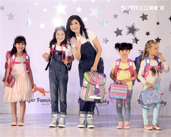 黃嘉千拎著女兒夏天走書包秀。（記者邱榮吉/攝影）