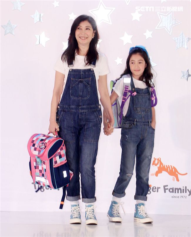 黃嘉千拎著女兒夏天走書包秀。（記者邱榮吉/攝影）