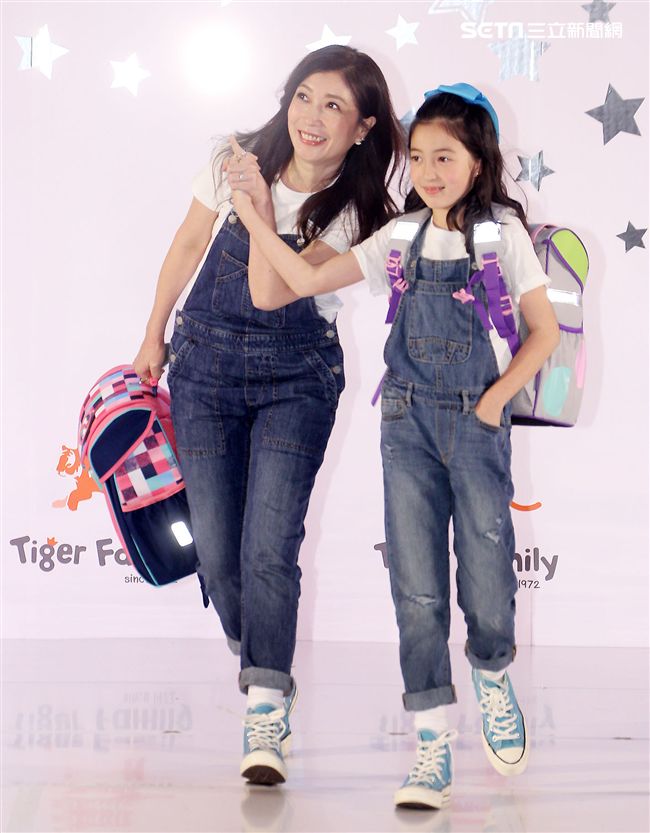 黃嘉千拎著女兒夏天走書包秀。（記者邱榮吉/攝影）