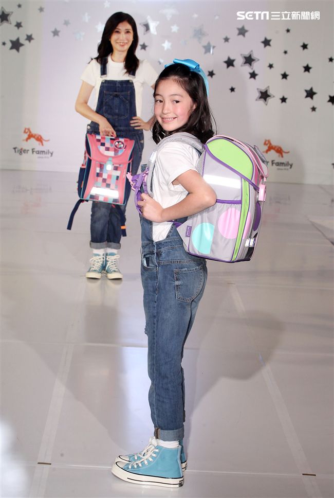 黃嘉千拎著女兒夏天走書包秀。（記者邱榮吉/攝影）