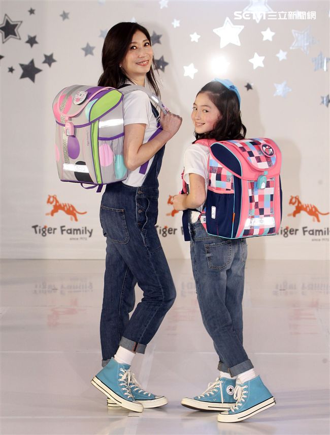 黃嘉千拎著女兒夏天走書包秀。（記者邱榮吉/攝影）