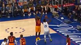 NBA／搖桿壞了？歐昆籃下舉手轉圈
NBA,印第安納溜馬,Kyle O'Quinn,俠客烏龍球,Joel Embiid
翻攝自推特