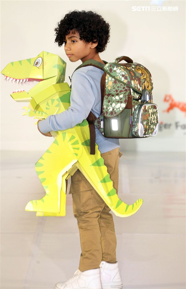 來是世界各國小朋友走書包秀架勢十足超萌的。（記者邱榮吉/攝影）