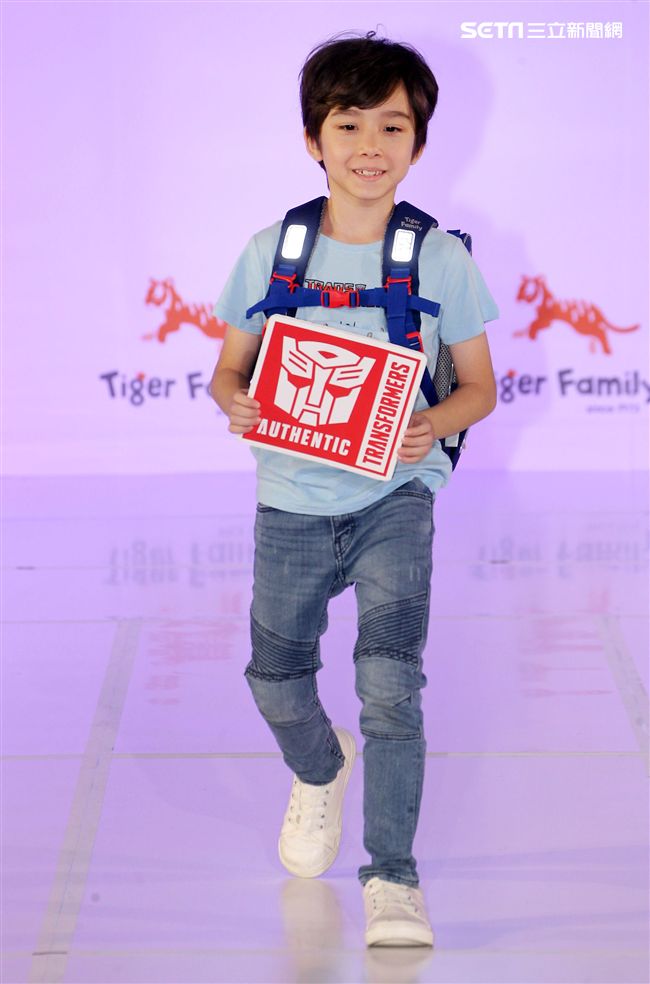 來是世界各國小朋友走書包秀架勢十足超萌的。（記者邱榮吉/攝影）