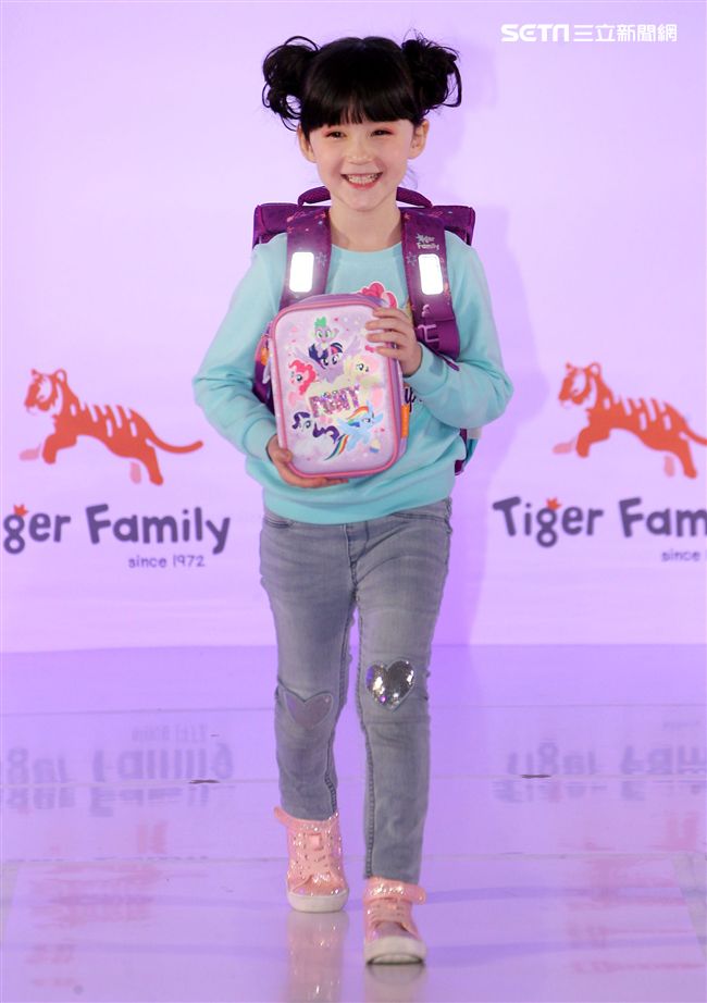 來是世界各國小朋友走書包秀架勢十足超萌的。（記者邱榮吉/攝影）