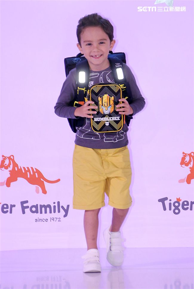 來是世界各國小朋友走書包秀架勢十足超萌的。（記者邱榮吉/攝影）