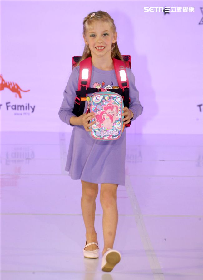 來是世界各國小朋友走書包秀架勢十足超萌的。（記者邱榮吉/攝影）
