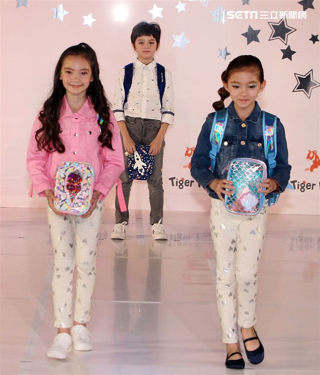 來是世界各國小朋友走書包秀架勢十足超萌的。（記者邱榮吉/攝影）