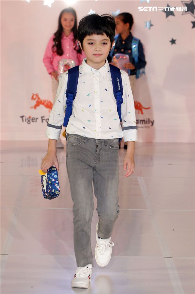 來是世界各國小朋友走書包秀架勢十足超萌的。（記者邱榮吉/攝影）