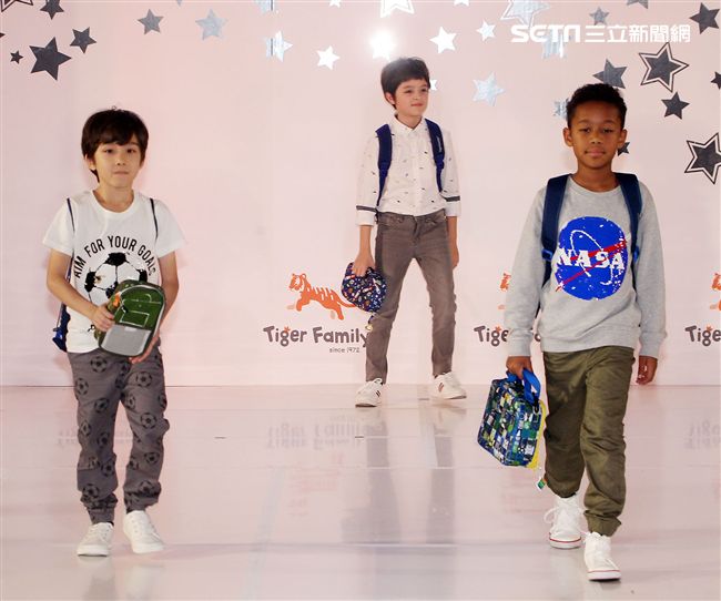來是世界各國小朋友走書包秀架勢十足超萌的。（記者邱榮吉/攝影）