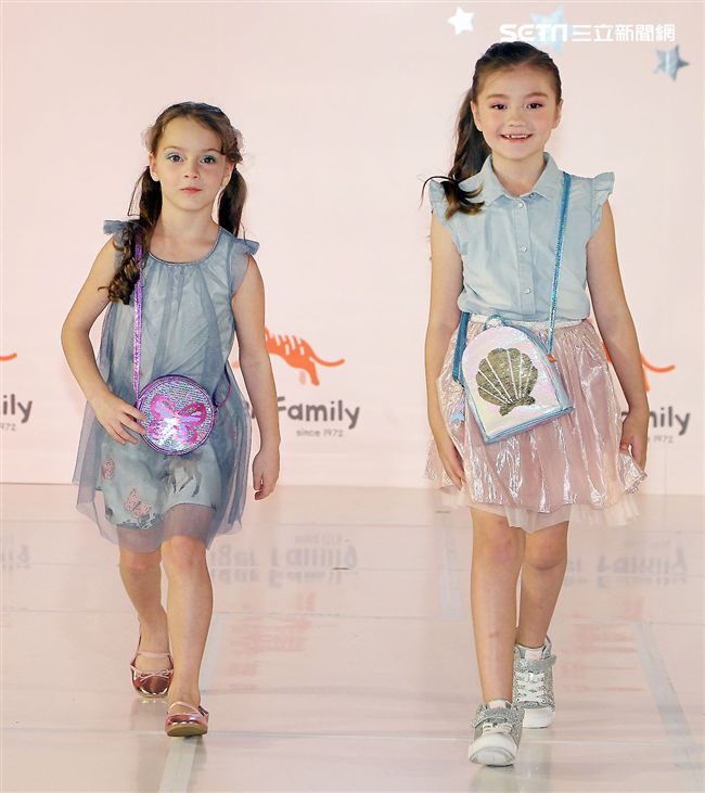 來是世界各國小朋友走書包秀架勢十足超萌的。（記者邱榮吉/攝影）