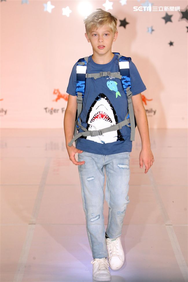 來是世界各國小朋友走書包秀架勢十足超萌的。（記者邱榮吉/攝影）