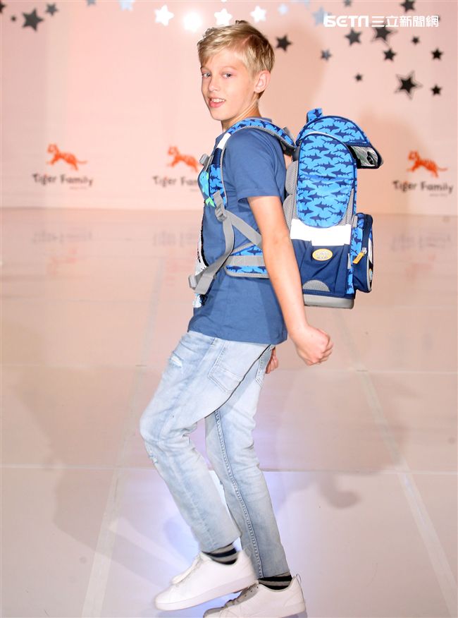 來是世界各國小朋友走書包秀架勢十足超萌的。（記者邱榮吉/攝影）