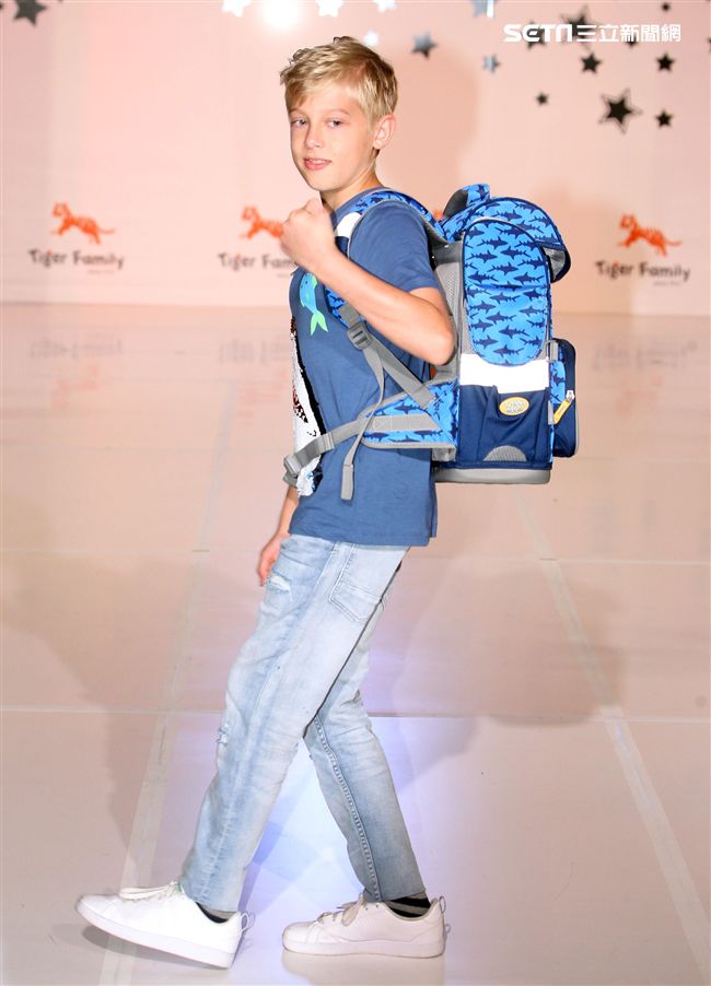 來是世界各國小朋友走書包秀架勢十足超萌的。（記者邱榮吉/攝影）
