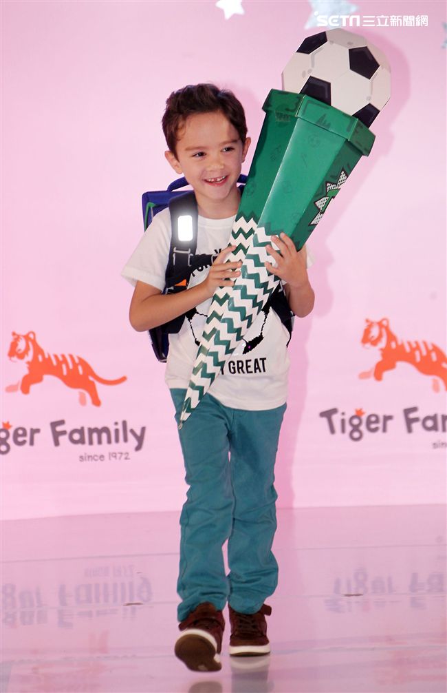來是世界各國小朋友走書包秀架勢十足超萌的。（記者邱榮吉/攝影）