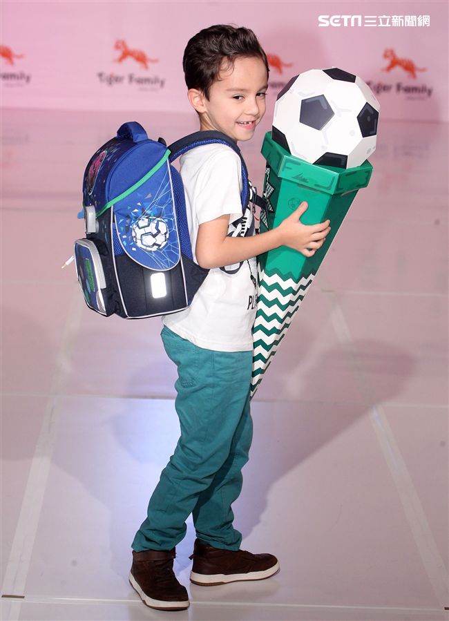 來是世界各國小朋友走書包秀架勢十足超萌的。（記者邱榮吉/攝影）