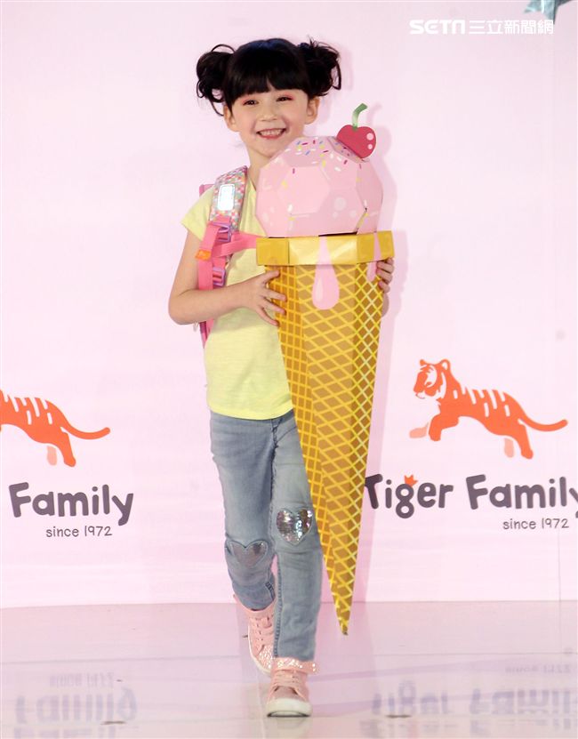 來是世界各國小朋友走書包秀架勢十足超萌的。（記者邱榮吉/攝影）