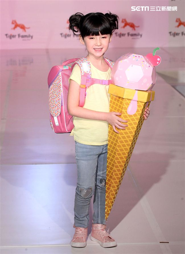 來是世界各國小朋友走書包秀架勢十足超萌的。（記者邱榮吉/攝影）
