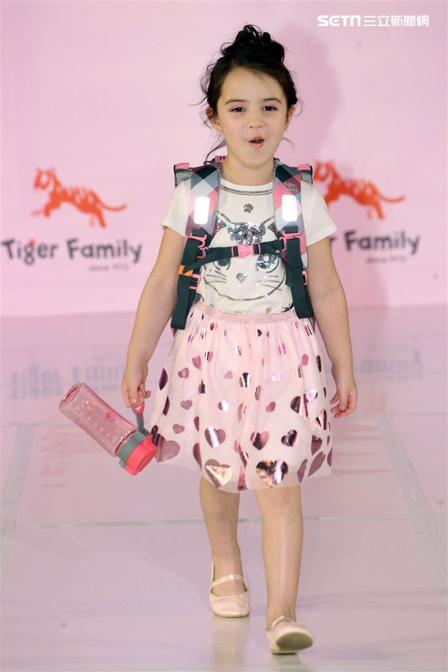 來是世界各國小朋友走書包秀架勢十足超萌的。（記者邱榮吉/攝影）