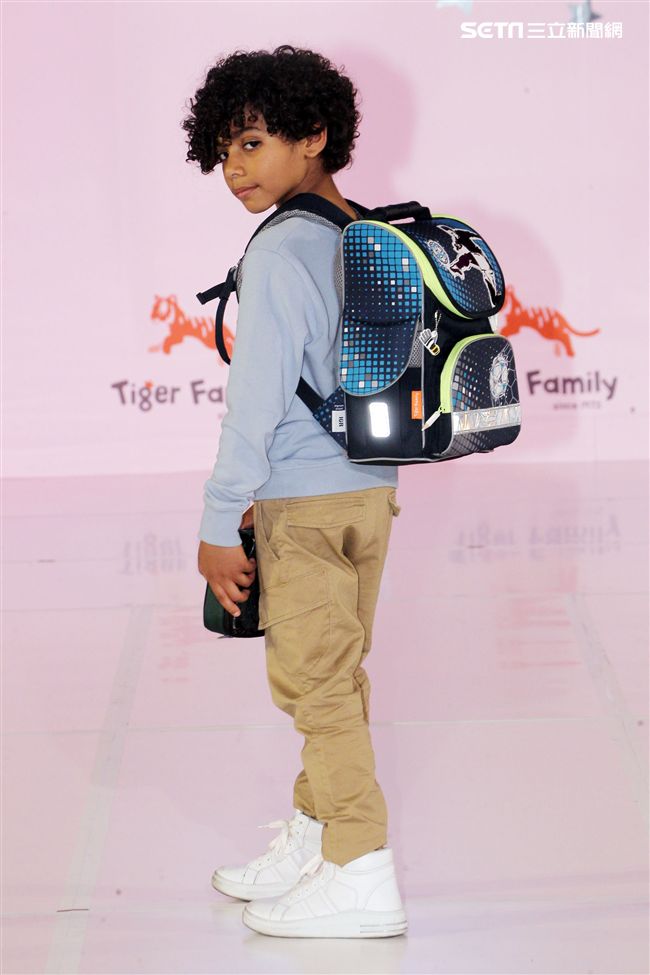 來是世界各國小朋友走書包秀架勢十足超萌的。（記者邱榮吉/攝影）