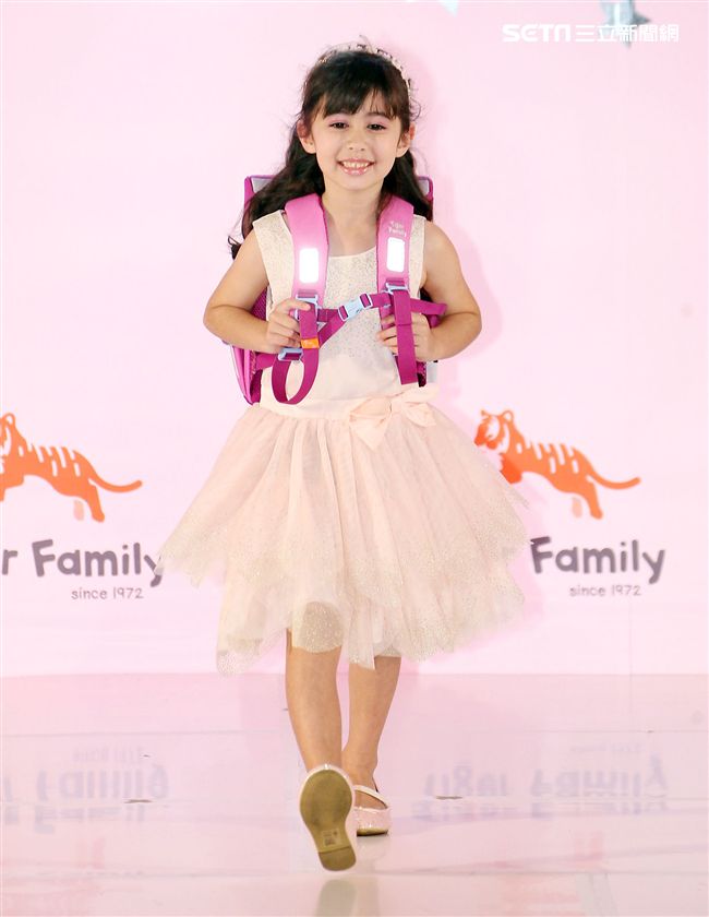 來是世界各國小朋友走書包秀架勢十足超萌的。（記者邱榮吉/攝影）