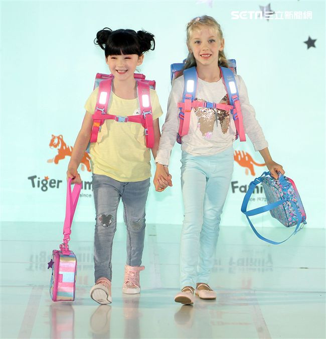 來是世界各國小朋友走書包秀架勢十足超萌的。（記者邱榮吉/攝影）