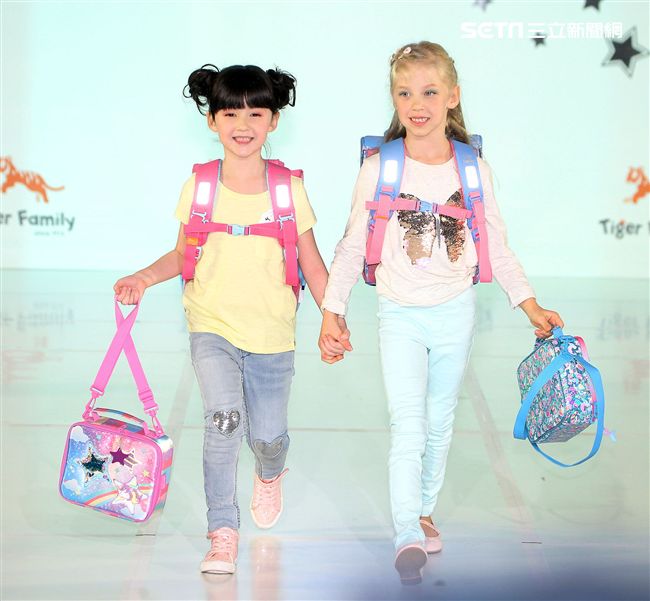 來是世界各國小朋友走書包秀架勢十足超萌的。（記者邱榮吉/攝影）