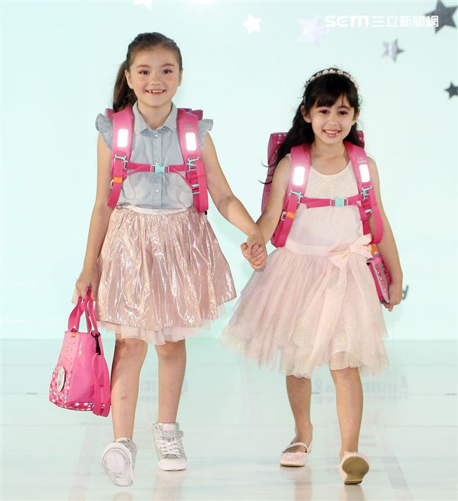 來是世界各國小朋友走書包秀架勢十足超萌的。（記者邱榮吉/攝影）