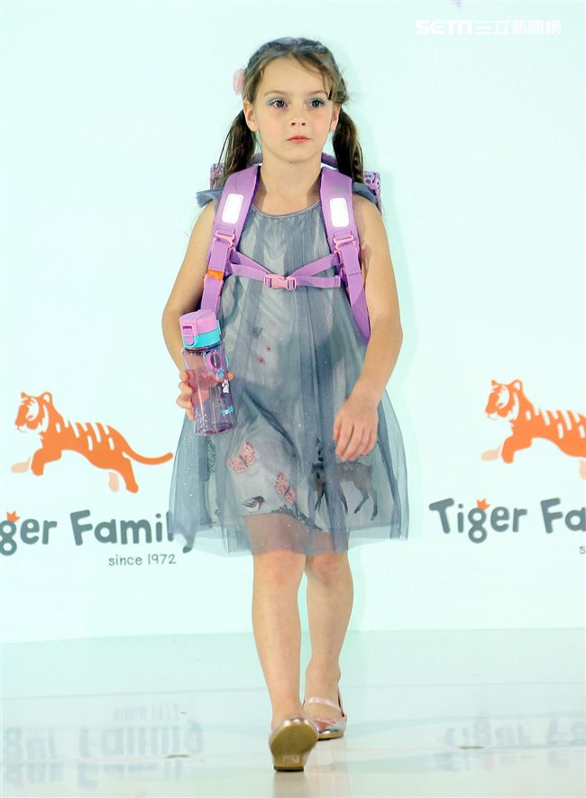 來是世界各國小朋友走書包秀架勢十足超萌的。（記者邱榮吉/攝影）