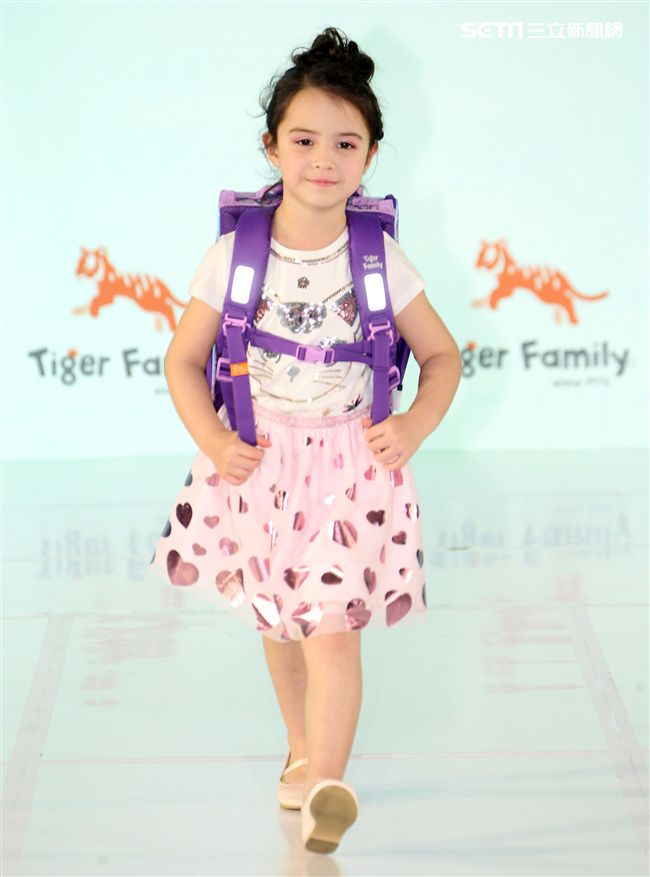 來是世界各國小朋友走書包秀架勢十足超萌的。（記者邱榮吉/攝影）