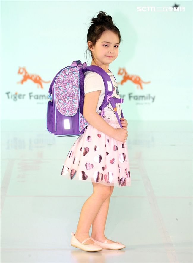 來是世界各國小朋友走書包秀架勢十足超萌的。（記者邱榮吉/攝影）