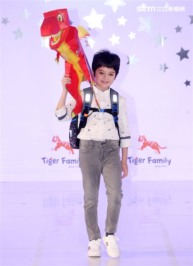 來是世界各國小朋友走書包秀架勢十足超萌的。（記者邱榮吉/攝影）