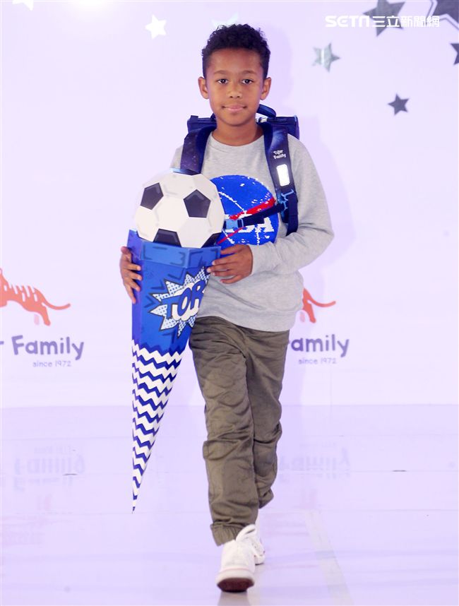 來是世界各國小朋友走書包秀架勢十足超萌的。（記者邱榮吉/攝影）