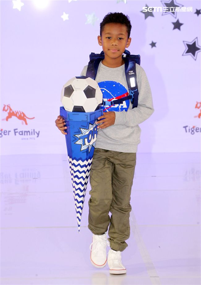 來是世界各國小朋友走書包秀架勢十足超萌的。（記者邱榮吉/攝影）