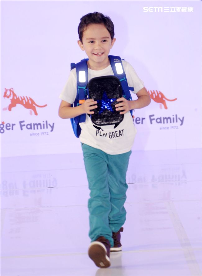 來是世界各國小朋友走書包秀架勢十足超萌的。（記者邱榮吉/攝影）